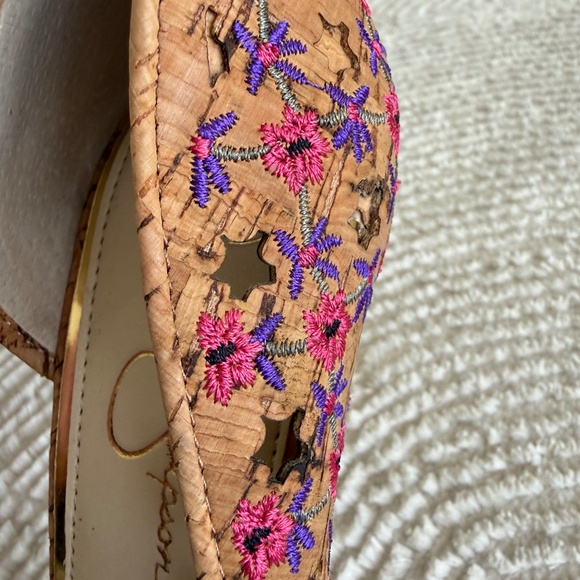 Jessica Simpson Jessica Embroidered Heels with perforated stars - Picture 4 of 11